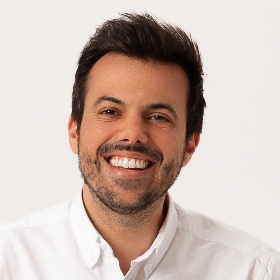 Retrato del Dr. Carlos Enrique Monera Lucas, oftalmólogo en Elche y Torrevieja