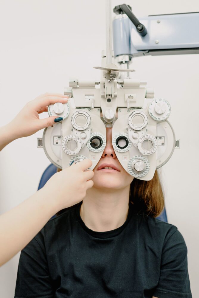Oftalmólogo examinando la visión de un paciente en consulta